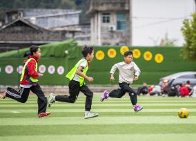贵州从江：学生参加足球运动增强体质
