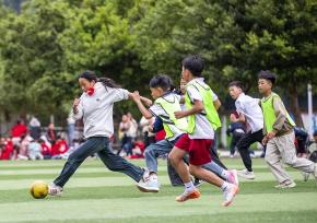 贵州从江：学生参加足球运动增强体质