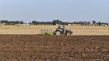 山东东营：农民驾驶拖拉机深耕土地