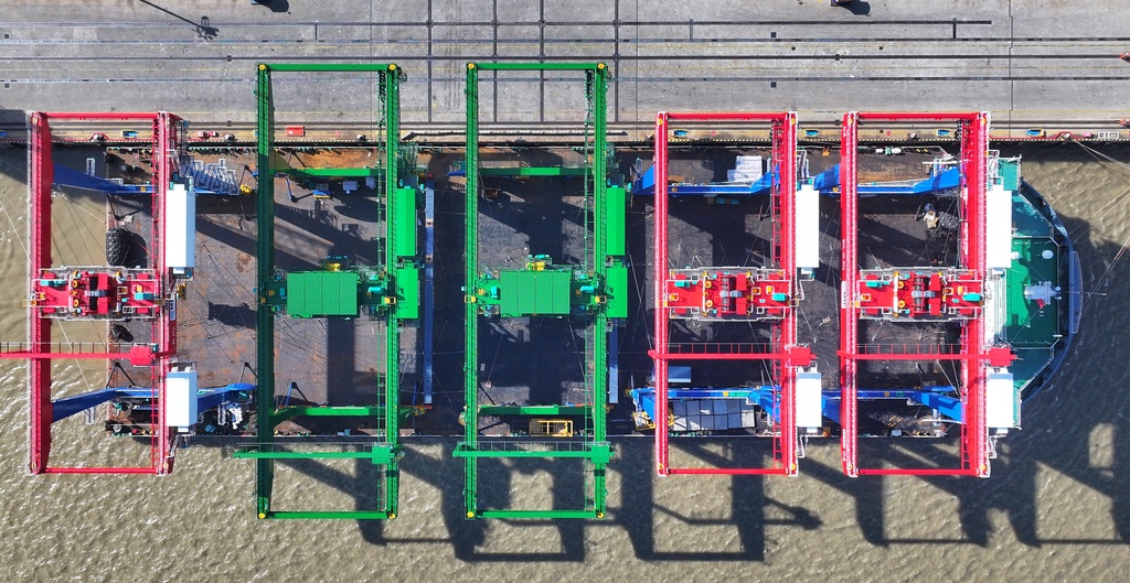 江苏张家港：国产大型轨道式吊机出海