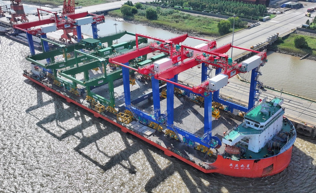 江苏张家港：国产大型轨道式吊机出海