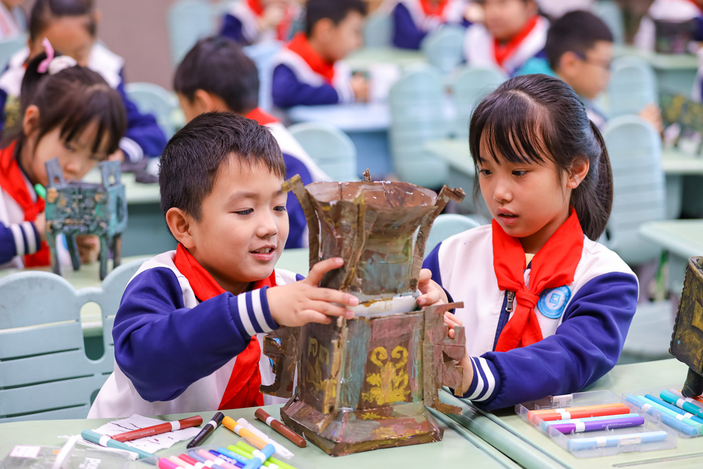 山东青岛：学生制作青铜器文物模型