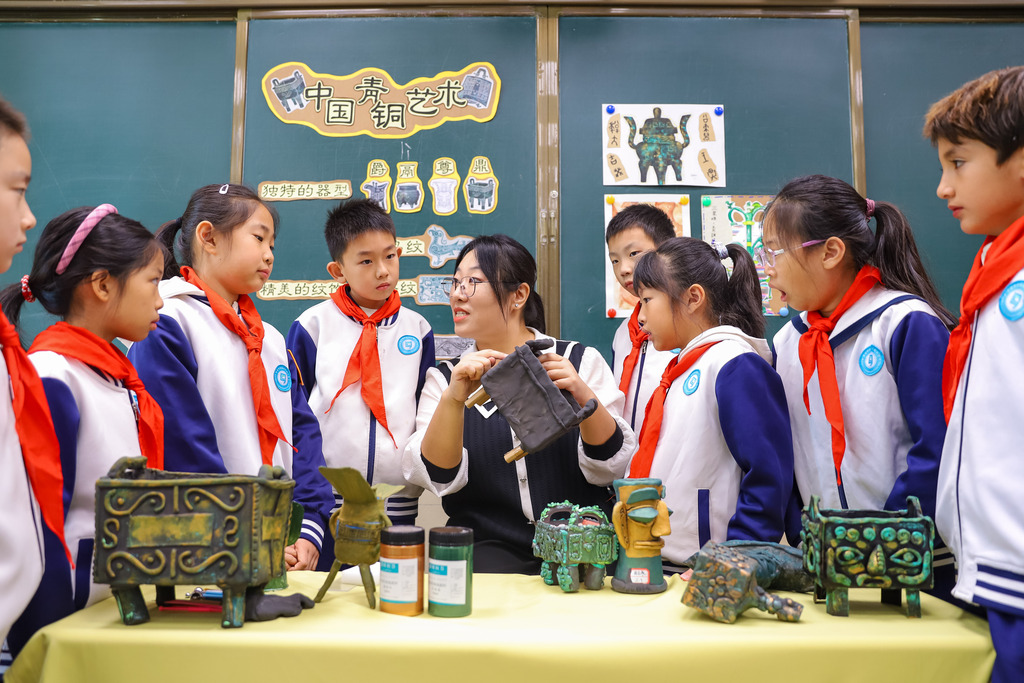 山东青岛：学生制作青铜器文物模型