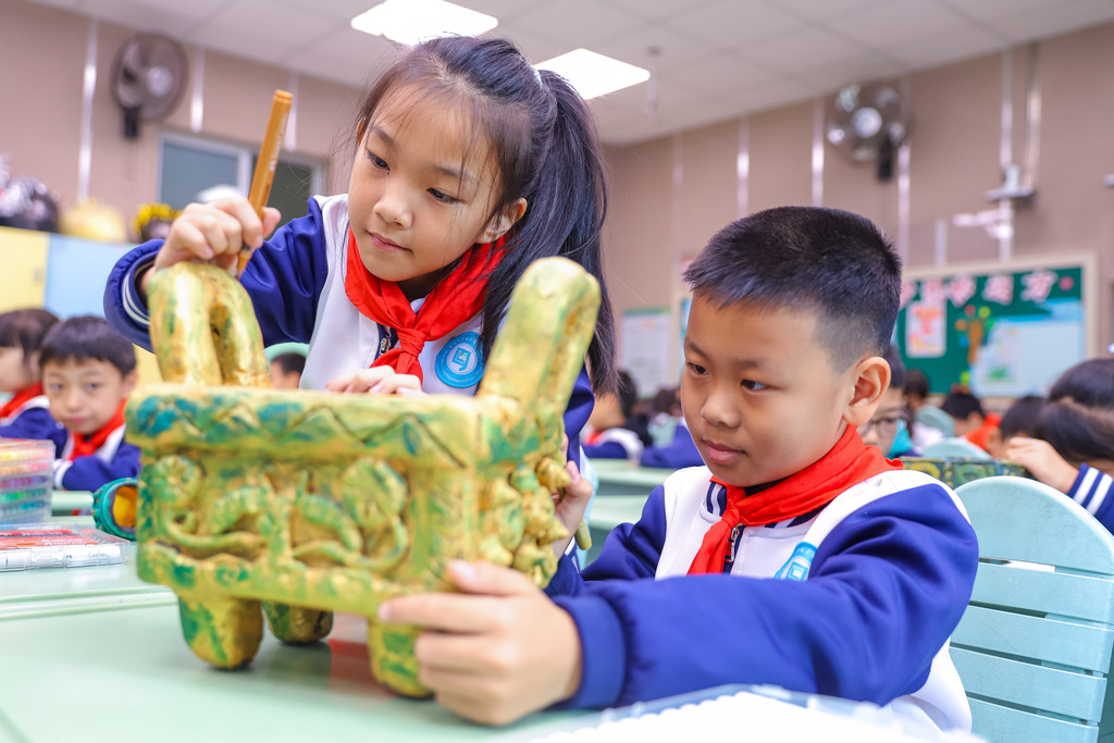 山东青岛：学生制作青铜器文物模型