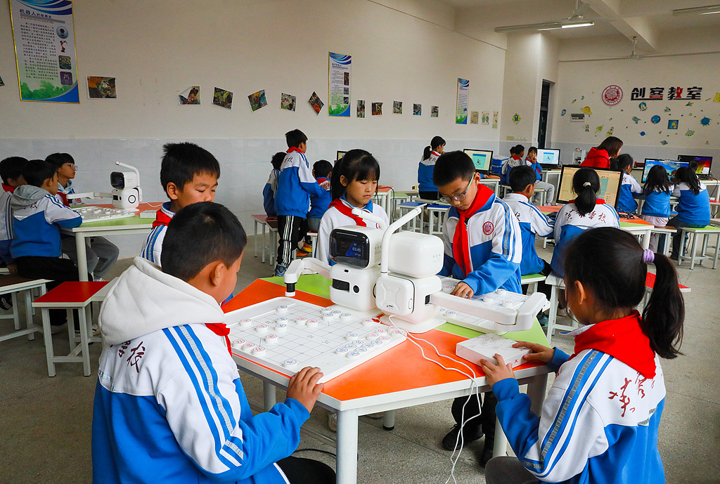 湖南永州：学生与AI智能象棋机器人对弈