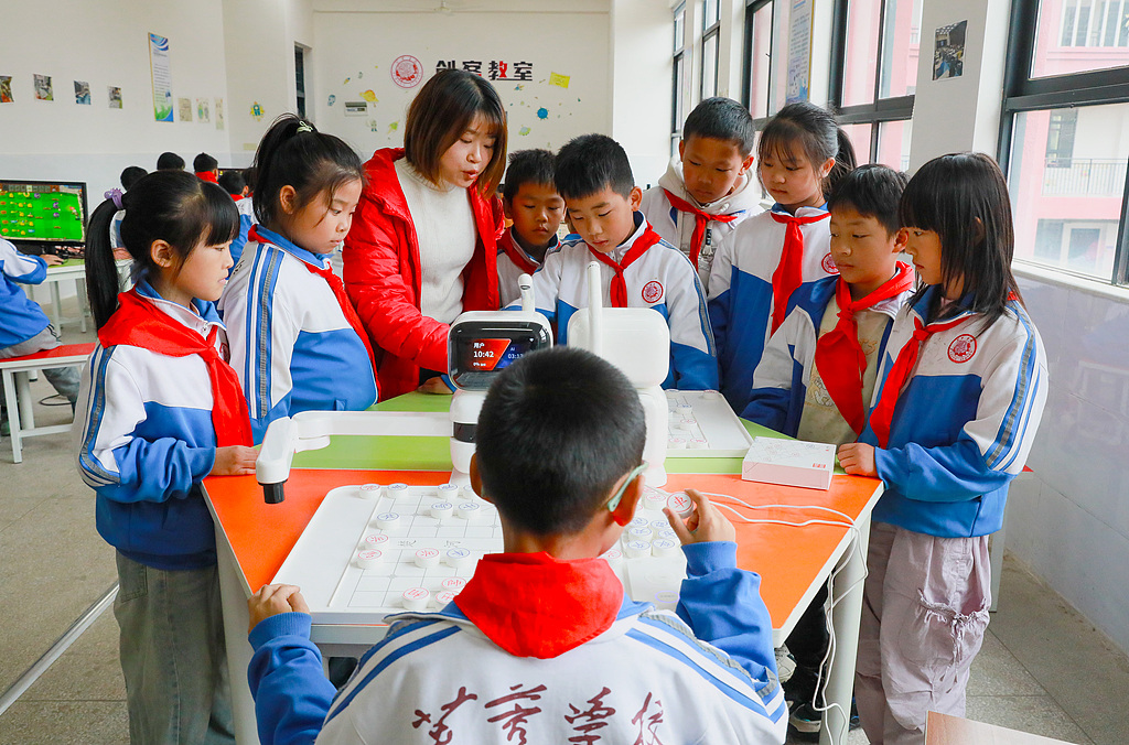 湖南永州：学生与AI智能象棋机器人对弈