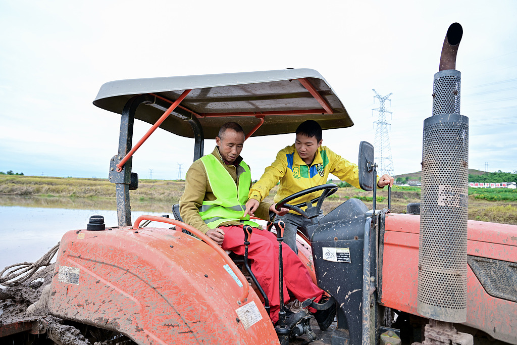 四川广安：农技人员田间进行农业技术培训