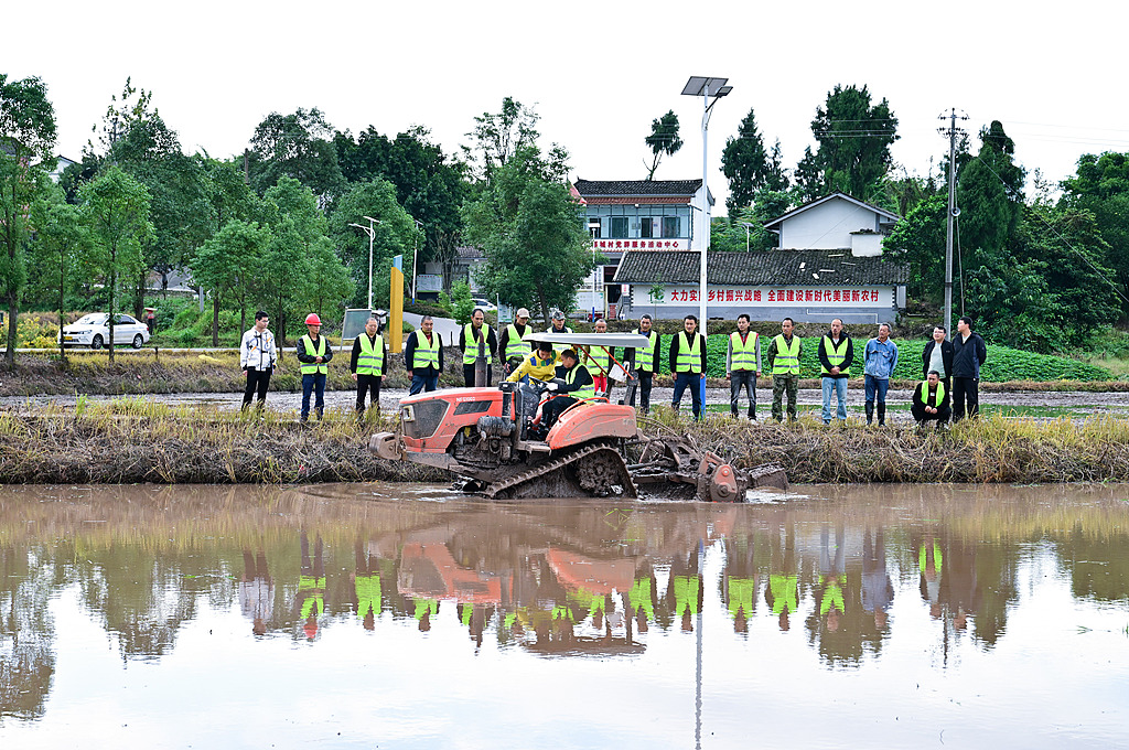四川广安：农技人员田间进行农业技术培训