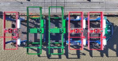 江苏张家港：国产大型轨道式吊机出海