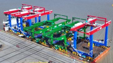 江苏张家港：国产大型轨道式吊机出海