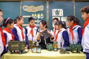 山东青岛：学生制作青铜器文物模型