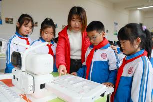 湖南永州：学生与AI智能象棋机器人对弈