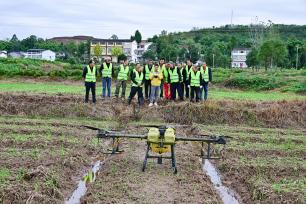 四川广安：农技人员田间进行农业技术培训
