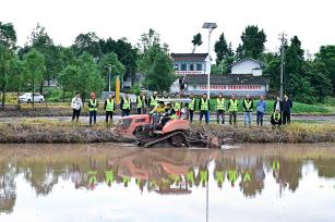 四川广安：农技人员田间进行农业技术培训