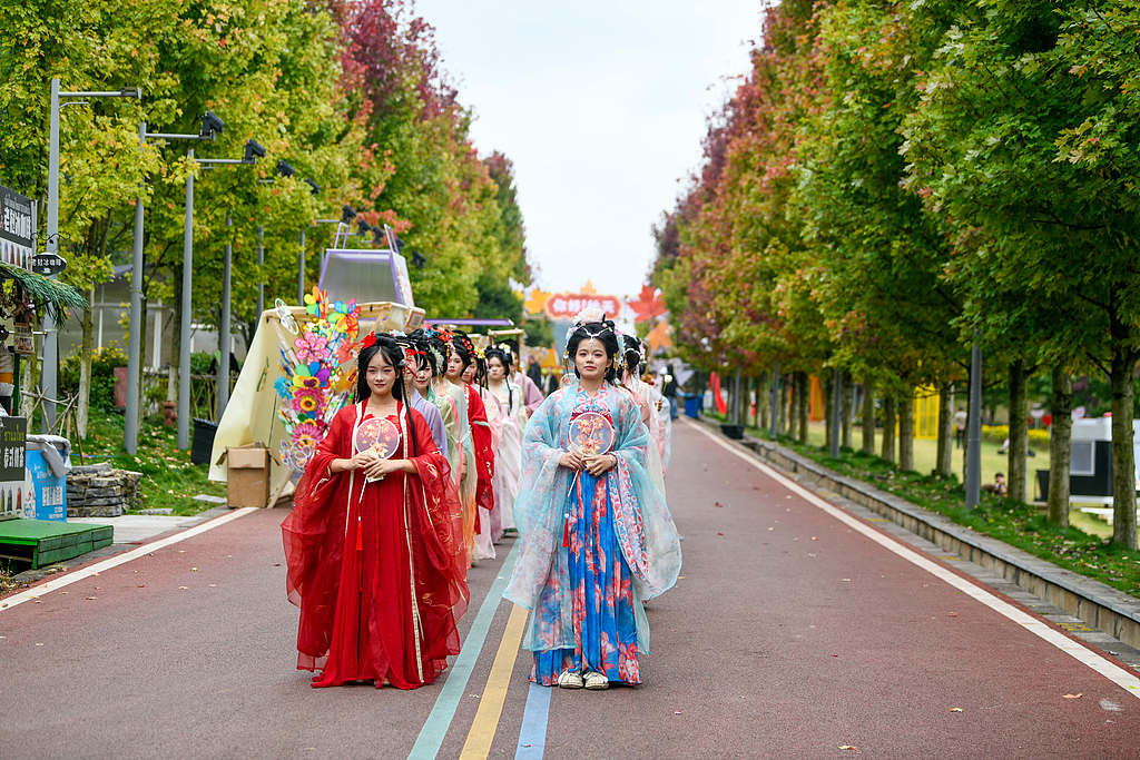 贵州兴义：汉服巡游展文化之美