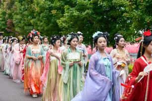 贵州兴义：汉服巡游展文化之美