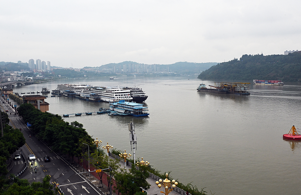 重庆：长江忠县段客货轮船繁忙运输