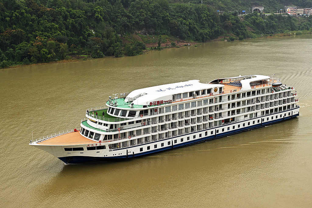 重庆：长江忠县段客货轮船繁忙运输