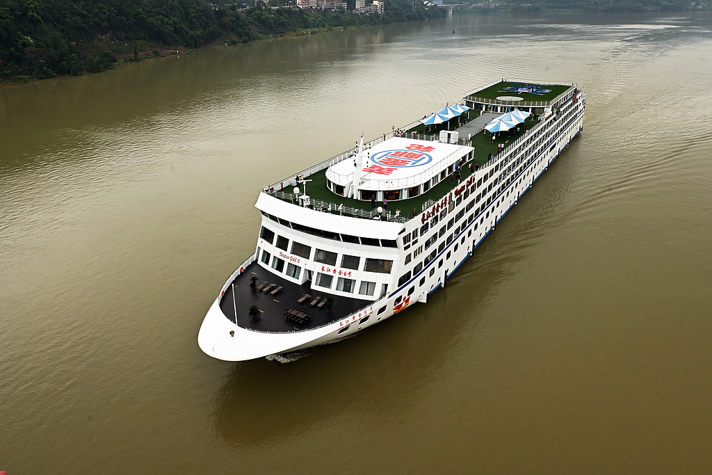 重庆：长江忠县段客货轮船繁忙运输