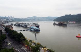 重庆：长江忠县段客货轮船繁忙运输