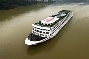 重庆：长江忠县段客货轮船繁忙运输