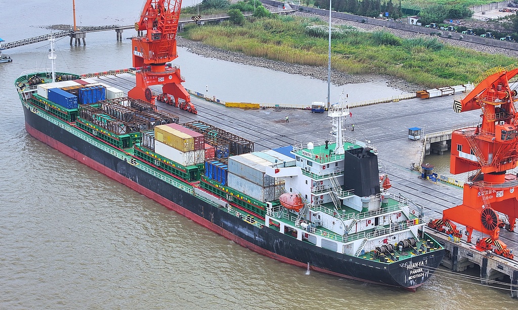 江苏张家港：货轮泊位有序装载货物