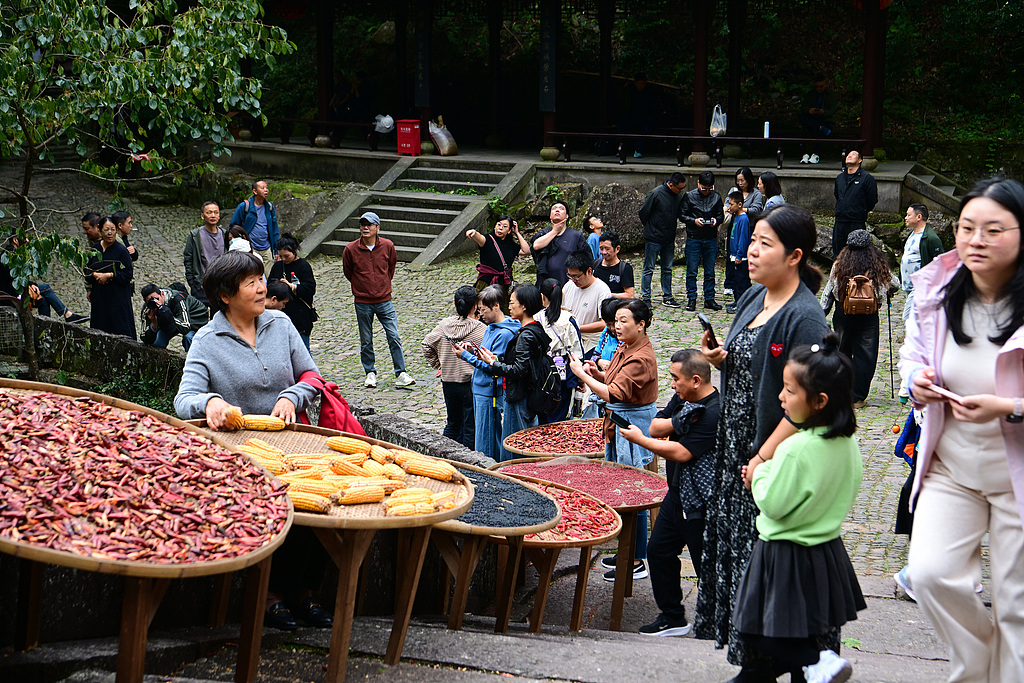 浙江宁波：农民晾晒秋粮 多彩作物绘“丰”景