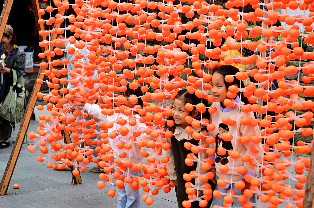 浙江宁波：农民晾晒秋粮 多彩作物绘“丰”景