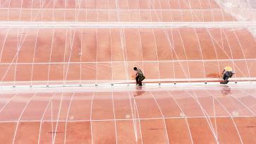 江西吉安：工人搭建智能温室大棚