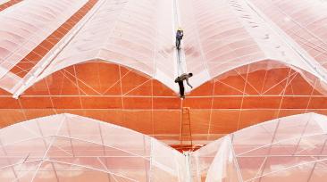 江西吉安：工人搭建智能温室大棚