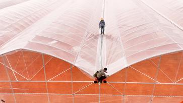 江西吉安：工人搭建智能温室大棚