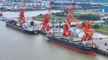 江苏张家港：货轮泊位有序装载货物