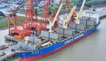 江苏张家港：货轮泊位有序装载货物