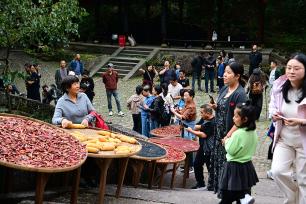 浙江宁波：农民晾晒秋粮 多彩作物绘“丰”景