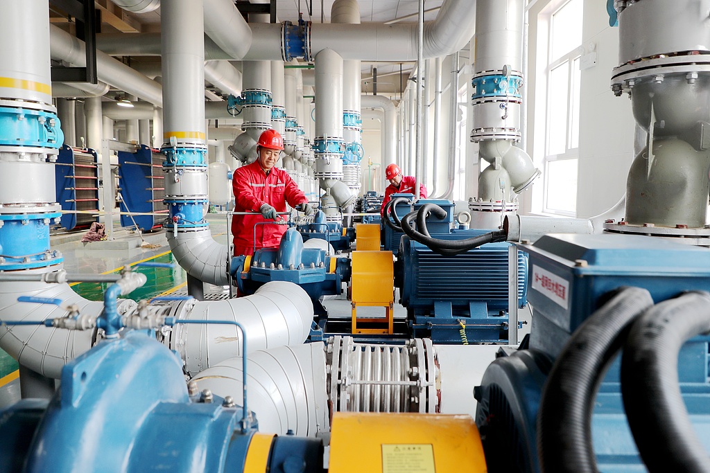 山东东营：技术员巡检调试地热供暖设施