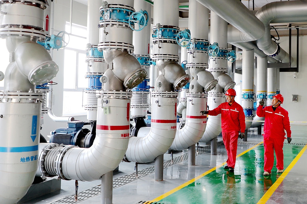山东东营：技术员巡检调试地热供暖设施