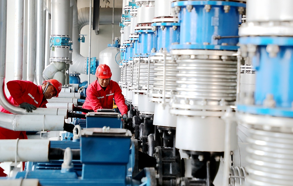 山东东营：技术员巡检调试地热供暖设施