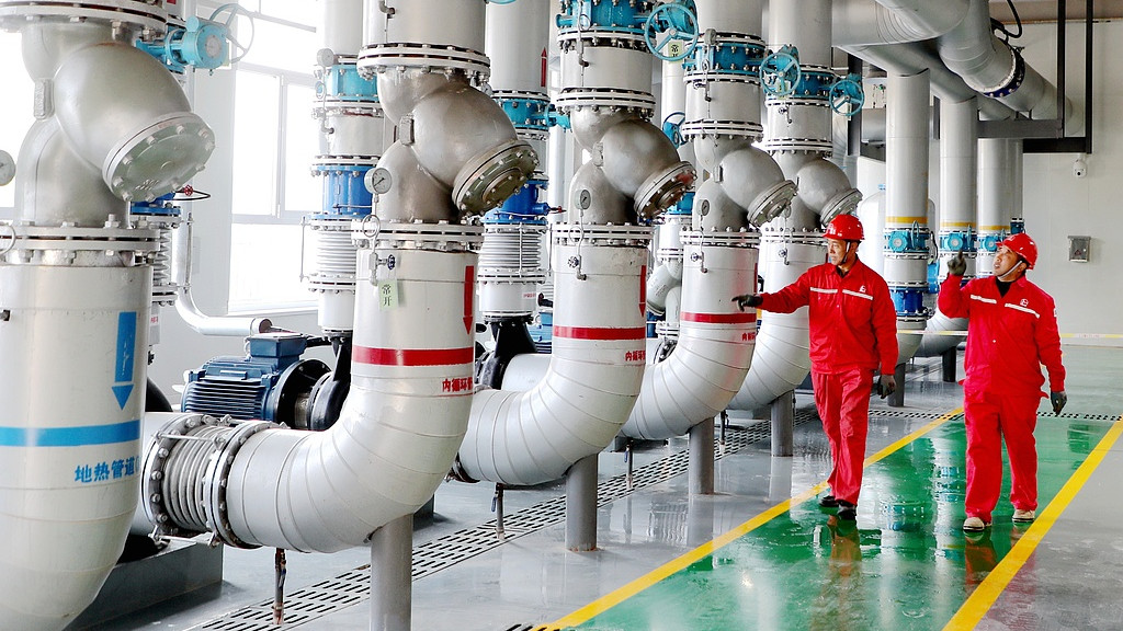 山东东营：技术员巡检调试地热供暖设施