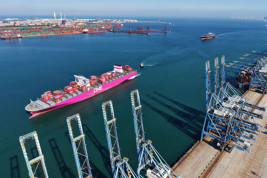 青岛港集装箱码头作业忙