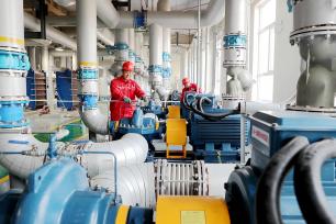 山东东营：技术员巡检调试地热供暖设施