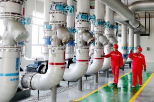 山东东营：技术员巡检调试地热供暖设施