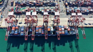 青岛港集装箱码头作业忙