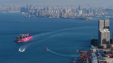 青岛港集装箱码头作业忙