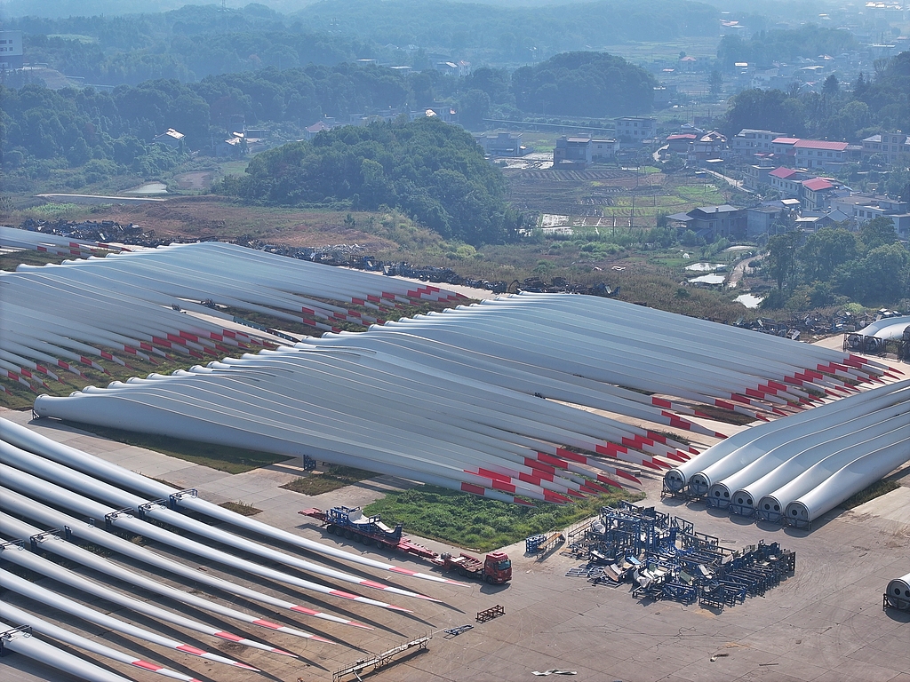 江西萍乡：风电叶片等待装车外运