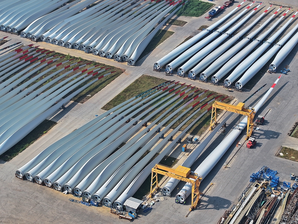 江西萍乡：风电叶片等待装车外运