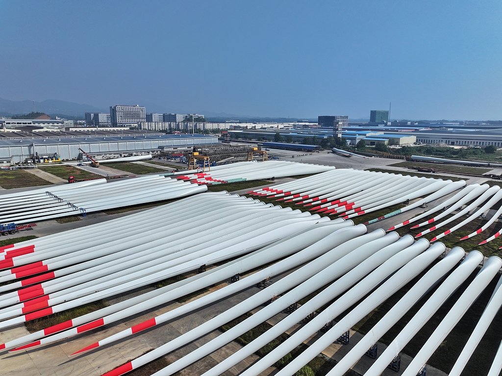 江西萍乡：风电叶片等待装车外运