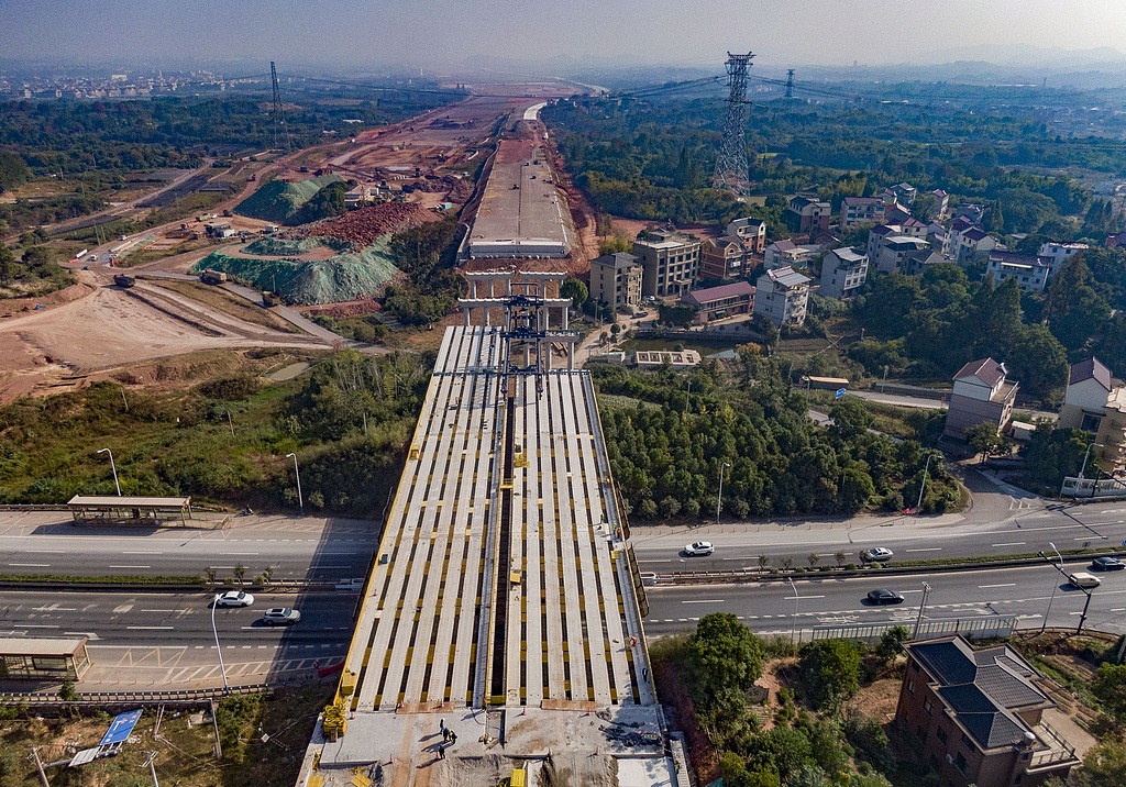 浙江金华：工人为金长垄大桥架设T梁