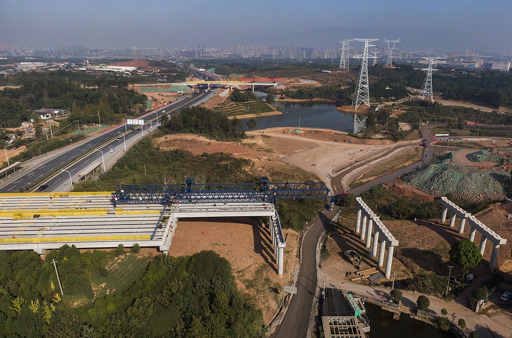 浙江金华：工人为金长垄大桥架设T梁