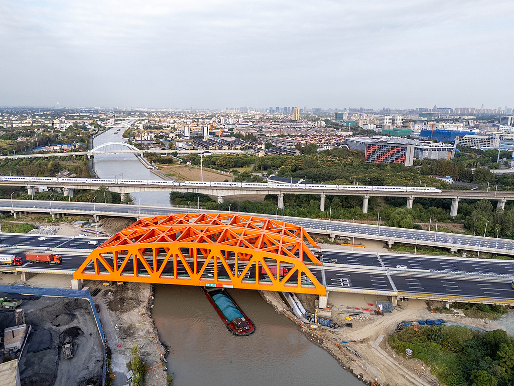 浙江桐乡：沪杭高速长山河大桥通车