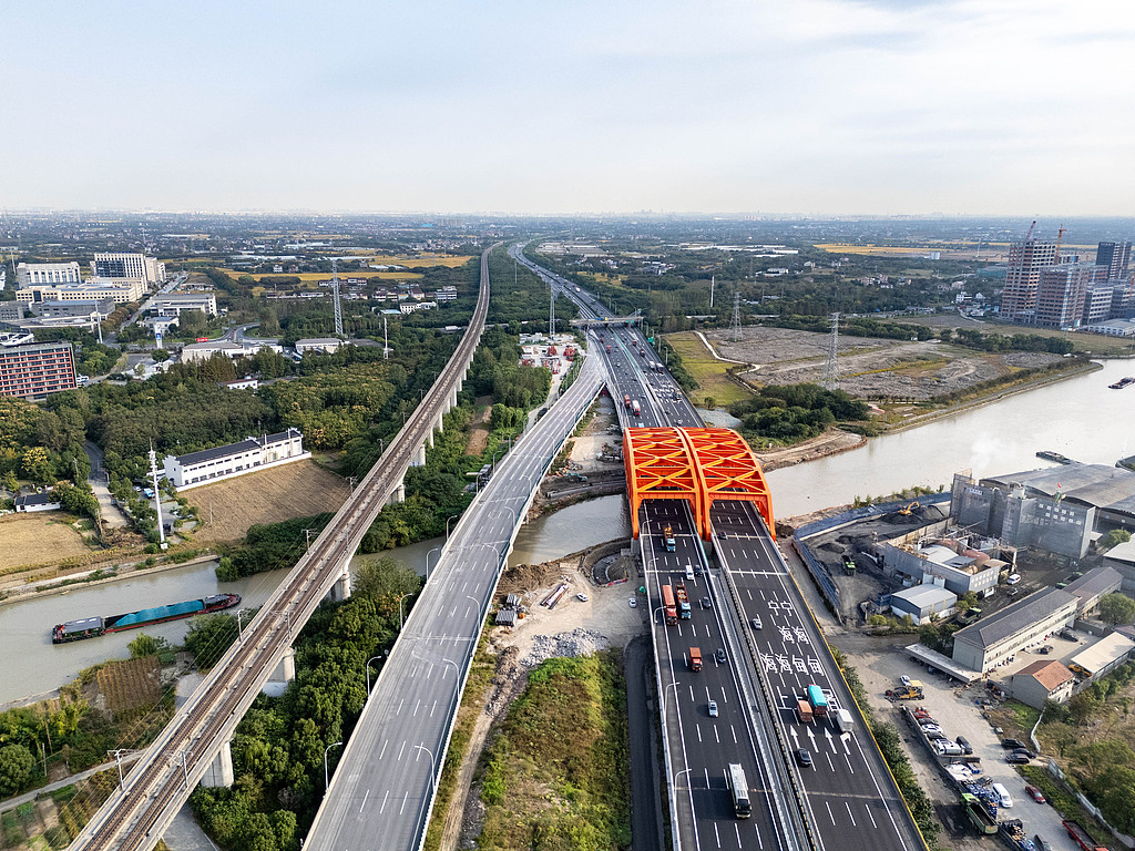 浙江桐乡：沪杭高速长山河大桥通车